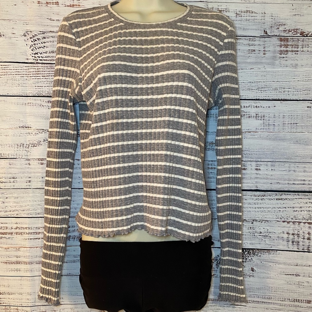 🐝AMERICAN EAGLE Gray and White Stripped Long Sleeve Top/Shirt Size Large